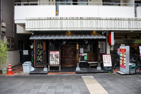 Téléchargez les photos : Tokyo, Japon ; 1er octobre 2023 : Employés de bureau à l'heure du déjeuner dans un restaurant de la ville. - en image libre de droit
