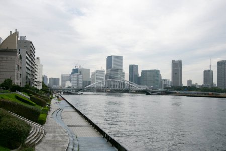 Tokio, Japonia  1 października 2023: Nowoczesne budynki w pobliżu targu rybnego Toyosu w Tokio.
