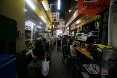 Téléchargez les photos : Tokyo, Japon ; 1er octobre 2023 : Ambiance de rue au marché alimentaire touristique de Tsukiji Outer Market - en image libre de droit