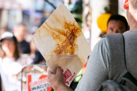 Téléchargez les photos : Tokyo, Japon ; 1er octobre 2023 : Variété de nourriture japonaise pour les touristes au marché extérieur de Tsukiji - en image libre de droit