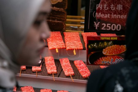 Foto de Tokio, Japón; 1 de octubre de 2023: Wagyu Kobe carne de vacuno en el mercado turístico de alimentos en el mercado exterior de Tsukiji - Imagen libre de derechos