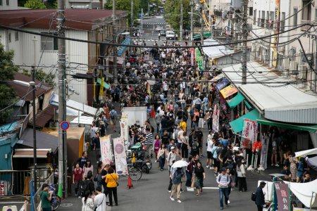 Foto de Tokio, Japón; 1 de octubre de 2023: Ambiente callejero en el mercado turístico de alimentos en el Mercado Exterior de Tsukiji - Imagen libre de derechos