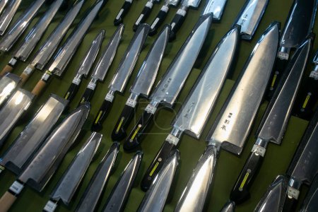 Foto de Tokio, Japón; 1 de octubre de 2023: Colección de cuchillos en exhibición en el Mercado Exterior de Tsukiji - Imagen libre de derechos