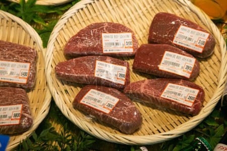 Foto de Tokio, Japón; 1 de octubre de 2023: Wagyu Kobe carne de vacuno en el mercado turístico de alimentos en el mercado exterior de Tsukiji - Imagen libre de derechos