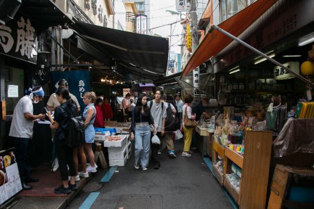 Foto de Tokio, Japón; 1 de octubre de 2023: Ambiente callejero en el mercado turístico de alimentos en el Mercado Exterior de Tsukiji - Imagen libre de derechos