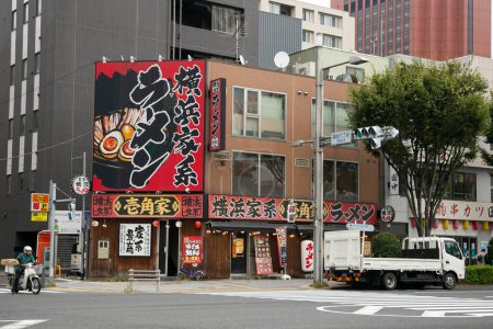 Téléchargez les photos : Tokyo, Japon ; 1er octobre 2023 : Ambiance de rue au marché alimentaire touristique de Tsukiji Outer Market - en image libre de droit