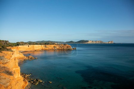 Foto de Playa de Sa Caleta en Ibiza. Hermosa playa de roca rojiza y aguas cristalinas en la isla de Ibiza. - Imagen libre de derechos