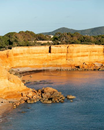 Foto de Playa de Sa Caleta en Ibiza. Hermosa playa de roca rojiza y aguas cristalinas en la isla de Ibiza. - Imagen libre de derechos