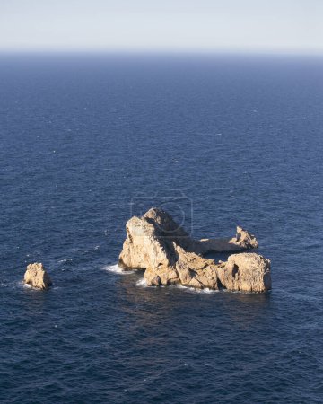 Téléchargez les photos : Ses Margalides. Petit groupe d'îles dans la région de Santa Agns sur l'île d'Ibiza. - en image libre de droit