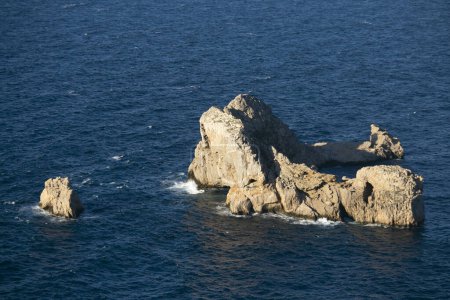 Foto de Ses Margalides. Pequeño grupo de islas en la zona de Santa Agns en la isla de Ibiza. - Imagen libre de derechos