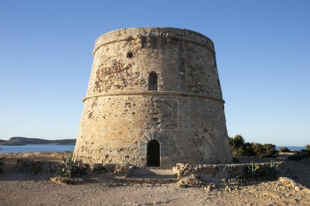 Foto de La Torre d 'en Rovira se encuentra frente a los islotes occidentales entre las playas de Comte y Cala Bassa en la isla de Ibiza. - Imagen libre de derechos