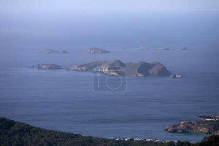 Foto de Vistas de la zona de Cala Comte en la costa oeste de Ibiza desde la montaña Sa Talaya en Sant Jose. - Imagen libre de derechos
