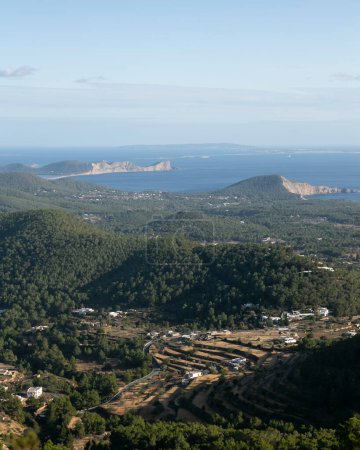 Foto de Vistas de la costa suroeste de Ibiza e isla de Formentera desde la montaña Sa Talaya en Sant Jose. - Imagen libre de derechos