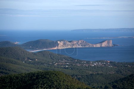 Foto de Vistas de la costa suroeste de Ibiza e isla de Formentera desde la montaña Sa Talaya en Sant Jose. - Imagen libre de derechos