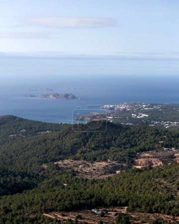 Vue sur la région de Cala Comte sur la côte ouest d'Ibiza depuis la montagne Sa Talaya à Sant Jose.