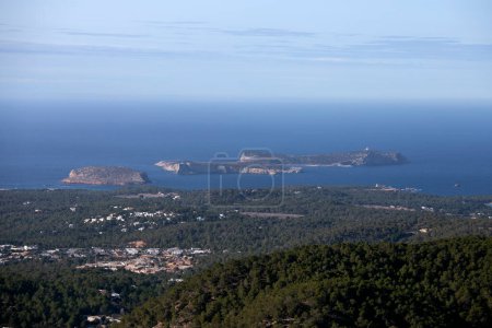 Foto de Vistas de la zona de Cala Comte en la costa oeste de Ibiza desde la montaña Sa Talaya en Sant Jose. - Imagen libre de derechos