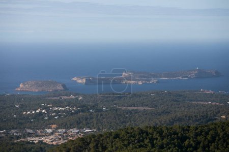 Vue sur la région de Cala Comte sur la côte ouest d'Ibiza depuis la montagne Sa Talaya à Sant Jose.