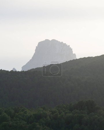 Foto de Vistas del islote de Es Vedra en Ibiza desde la montaña Sa Talaia en Sant Josep. - Imagen libre de derechos