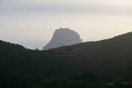 Foto de Vistas del islote de Es Vedra en Ibiza desde la montaña Sa Talaia en Sant Josep. - Imagen libre de derechos