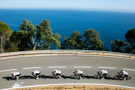 Téléchargez les photos : Sant Feliu de Guixols, Espagne ; 18 mars 2024 : Pro Cycling UAE TEAM EMIRATES pendant l'étape 1 de La Volta Catalunya 24. - en image libre de droit