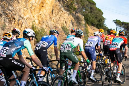 Foto de Sant Feliu de Guixols, España 18 de marzo de 2024: Equipos Internacionales UCI Peloton durante la etapa 1 de La Volta Catalunya 24. - Imagen libre de derechos