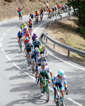 Foto de Sant Feliu de Guixols, España 18 de marzo de 2024: Equipos Internacionales UCI Peloton durante la etapa 3 de La Volta Catalunya 24. - Imagen libre de derechos