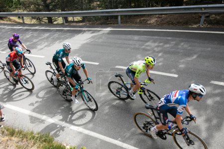 Téléchargez les photos : Sant Feliu de Guixols, Espagne 18 mars 2024 : Equipes internationales UCI Peloton lors de l'étape 3 de La Volta Catalunya 24. - en image libre de droit
