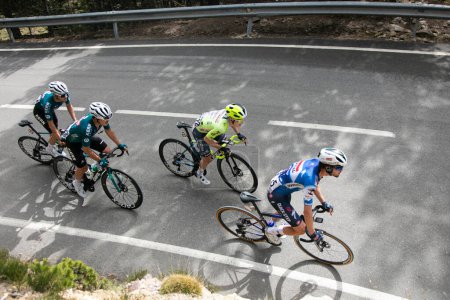 Foto de Sant Feliu de Guixols, España 18 de marzo de 2024: Equipos Internacionales UCI Peloton durante la etapa 3 de La Volta Catalunya 24. - Imagen libre de derechos