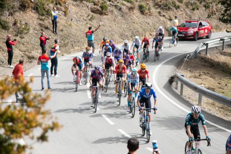 Téléchargez les photos : Sant Feliu de Guixols, Espagne 18 mars 2024 : Equipes internationales UCI Peloton lors de l'étape 3 de La Volta Catalunya 24. - en image libre de droit