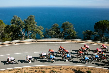 Téléchargez les photos : Sant Feliu de Guixols, Espagne 18 mars 2024 : Equipes internationales UCI Peloton lors de l'étape 1 de La Volta Catalunya 24. - en image libre de droit