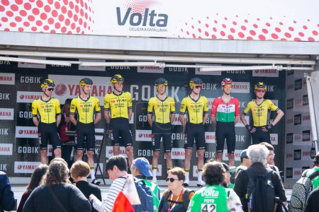 Téléchargez les photos : Girona, Espagne ; 18 mars 2024 : L'équipe Visma loue un vélo à La Volta Catalunya 2024. à La Volta Catalunya 2024. - en image libre de droit