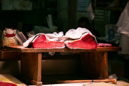 Foto de Atún japonés fresco de primera calidad en un puesto en el mercado central de Nagoya en Japón. - Imagen libre de derechos