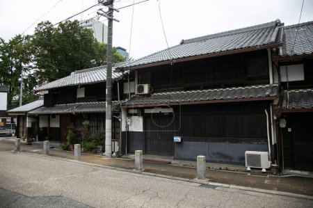 Téléchargez les photos : Nagoya, Japon ; 10 octobre 2023 : Rues et maisons avec façades en bois du centre historique de la ville de Nagoya. - en image libre de droit