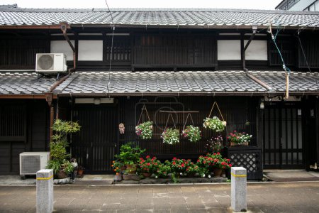 Foto de Nagoya, Japón; 10 de octubre de 2023: Calles y casas con fachadas de madera del centro histórico de la ciudad de Nagoya. - Imagen libre de derechos