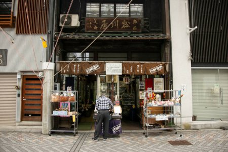 Foto de Nagoya, Japón; 10 de octubre de 2023: Calles y casas con fachadas de madera del centro histórico de la ciudad de Nagoya. - Imagen libre de derechos