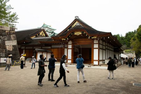 Téléchargez les photos : Château japonais dans la ville de Nagoya et visiteurs dans ses jardins. - en image libre de droit