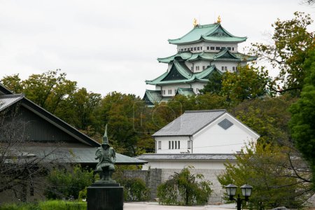 Foto de Castillo japonés en la ciudad de Nagoya y visitantes en sus jardines. - Imagen libre de derechos
