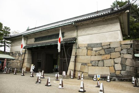 Téléchargez les photos : Château japonais dans la ville de Nagoya et visiteurs dans ses jardins. - en image libre de droit