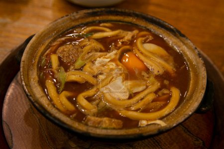 Foto de Nagoya famoso Miso nikomi udon consiste en fideos udon hervidos a fuego lento en rica sopa hecha con haccho miso (pasta de soja) y caldo de bonito. - Imagen libre de derechos