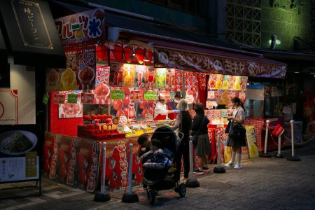 Téléchargez les photos : Kobe, Japon ; 10 Octobre 2023 : Nankinmachi () est un quartier chinois compact dans le centre de Kobe plein de stands de nourriture de rue et de restaurants. - en image libre de droit
