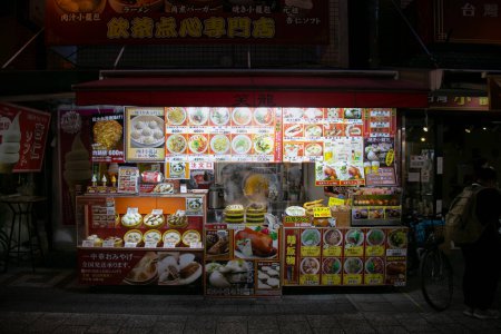 Foto de Kobe, Japón; 10 de octubre de 2023: Nankinmachi () es un barrio chino compacto en el centro de Kobe lleno de puestos de comida callejera y restaurantes. - Imagen libre de derechos