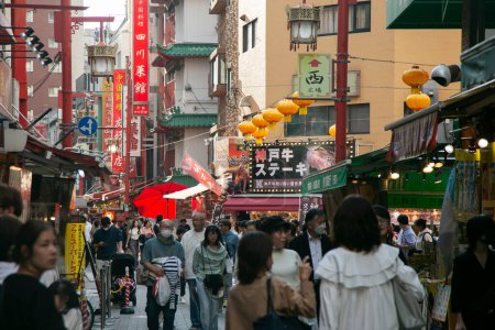 Foto de Kobe, Japón; 10 de octubre de 2023: Nankinmachi () es un barrio chino compacto en el centro de Kobe lleno de puestos de comida callejera y restaurantes. - Imagen libre de derechos