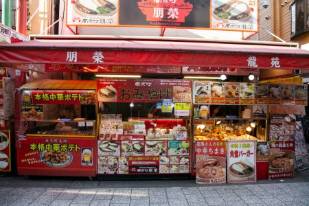 Téléchargez les photos : Kobe, Japon ; 10 Octobre 2023 : Nankinmachi () est un quartier chinois compact dans le centre de Kobe plein de stands de nourriture de rue et de restaurants. - en image libre de droit