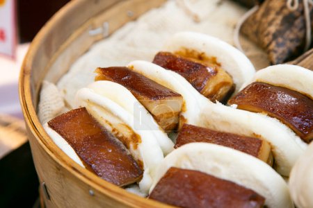 Foto de Baños chinos rellenos de panceta de cerdo asada cocinados en el distrito chino de Nankinmachi en la ciudad de Kobe en Japón. - Imagen libre de derechos