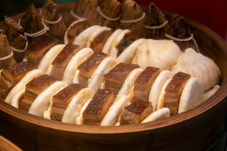 Téléchargez les photos : Bao chinois farci au ventre de porc rôti cuit dans le quartier chinois de Nankinmachi dans la ville de Kobe au Japon. - en image libre de droit