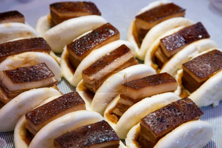 Téléchargez les photos : Bao chinois farci au ventre de porc rôti cuit dans le quartier chinois de Nankinmachi dans la ville de Kobe au Japon. - en image libre de droit