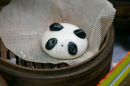 Téléchargez les photos : Panda Buns Fluffy pains à la farine de blé à la vapeur remplis de champignons et sauce hoisin. - en image libre de droit