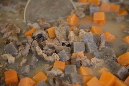 Téléchargez les photos : Ragoût de bœuf japonais aux légumes et patates douces. - en image libre de droit