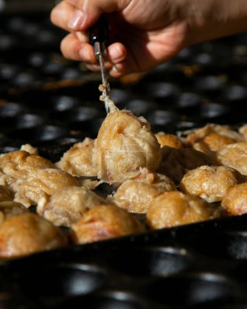 Téléchargez les photos : Des boules Takoyaki authentiques d'Osaka. Takoyaki est un aliment japonais à base de farine de blé et de poulpe. - en image libre de droit