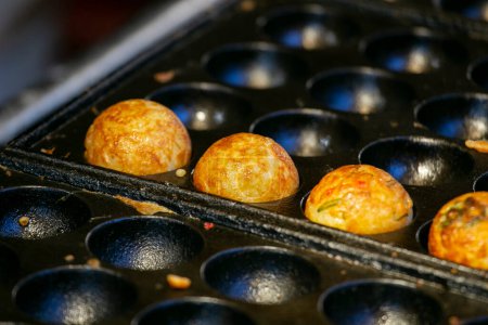 Téléchargez les photos : Des boules Takoyaki authentiques d'Osaka. Takoyaki est un aliment japonais à base de farine de blé et de poulpe. - en image libre de droit